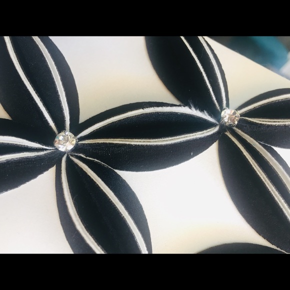 SOLD 🎉NWT Kate Landry  Beautiful Purse White & Black  Clutch - Picture 5 of 8